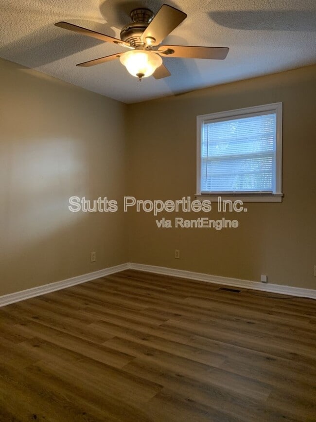 Building Photo - 2224 Bower Dr