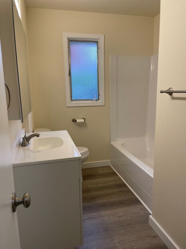 Building Photo - Now renting 3 bedroom House