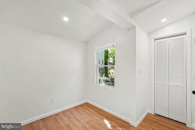 Building Photo - 3033 Barclay St