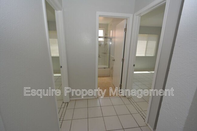 Building Photo - 951 W Cedar Ct