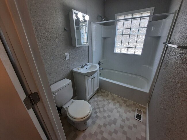 Building Photo - 2 bedroom, 1 bathroom home on large corner...