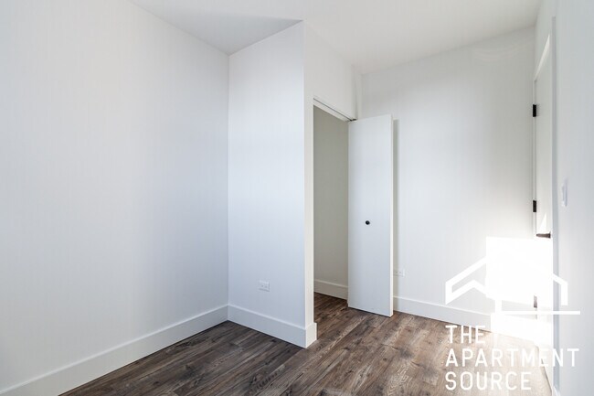 Building Photo - 941 W Carmen Ave