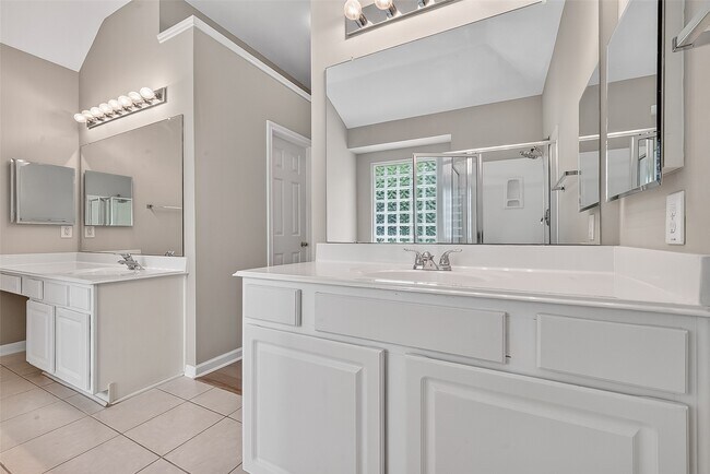 Building Photo - 23719 River Pl Dr