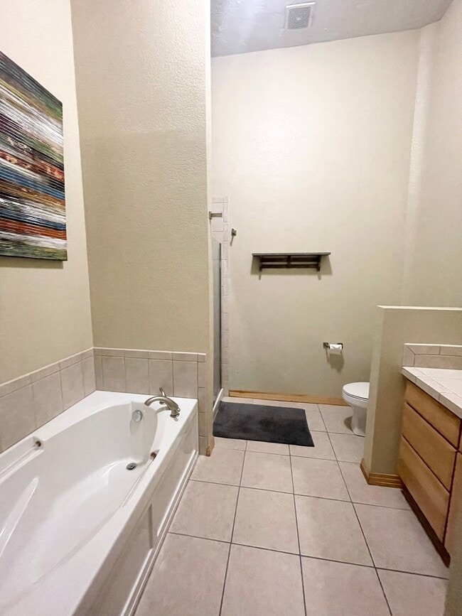 Building Photo - Downtown living at your doorstep loft styl...