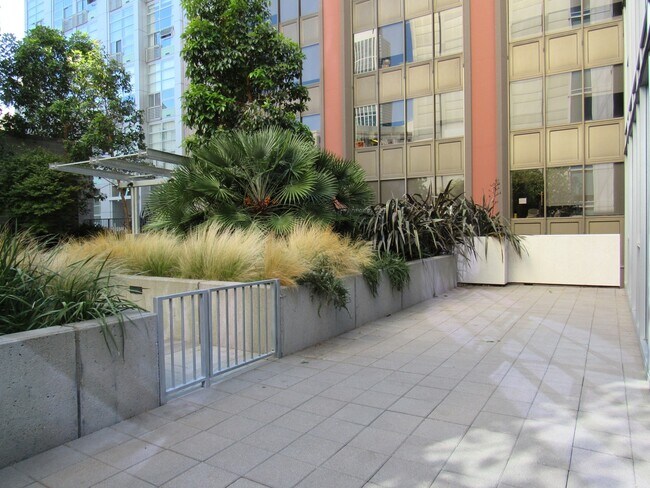 Building Photo - 631 Folsom St