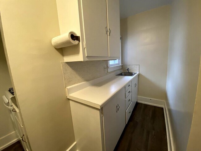 Building Photo - 701 3rd Avenue NE Independence Apt C