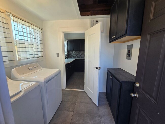 Building Photo - Beautiful Upgraded Single Story Home