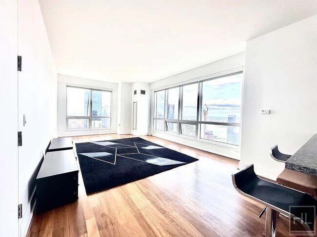 Building Photo - 350 W 42nd St