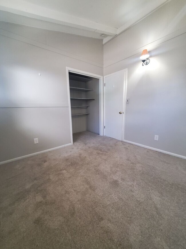 Building Photo - Spacious Ranch Style 4 BR Available in Aug...