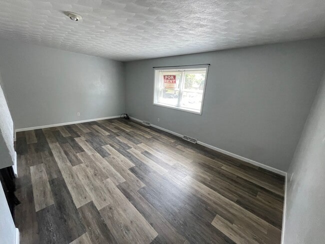 Building Photo - 729 W 61st St