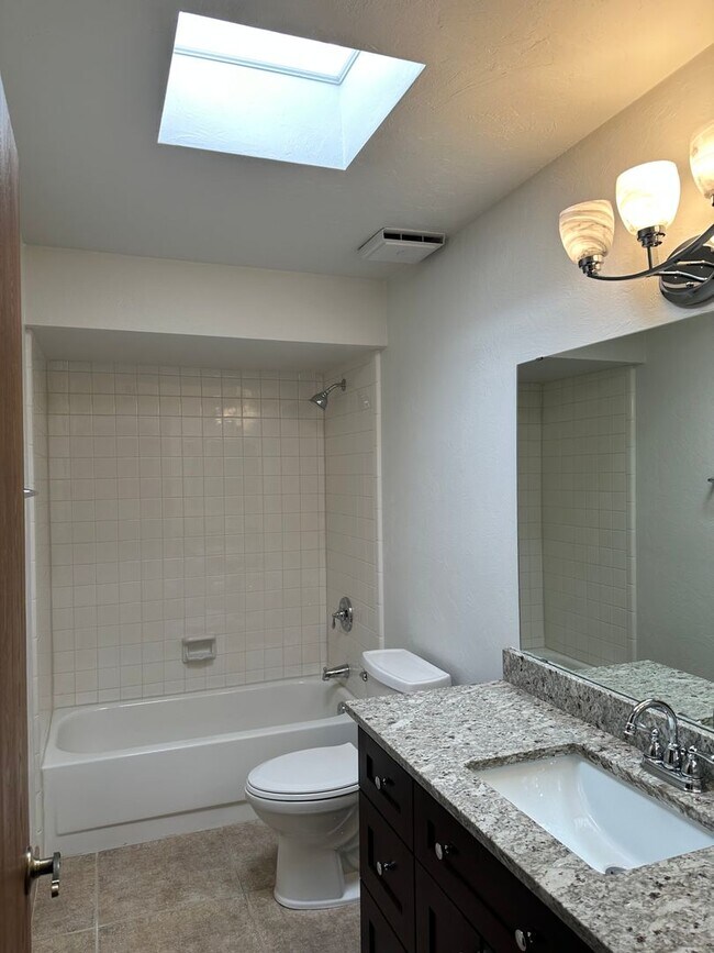Building Photo - Townhome in Desirable Sunrise Presidio