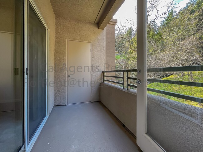 Building Photo - 260 Caldecott Ln