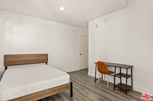 Building Photo - 1147 W 37th St