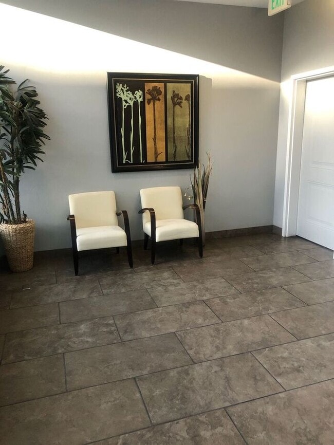 Building Photo - Stunning Down Town Condo in Secure Building