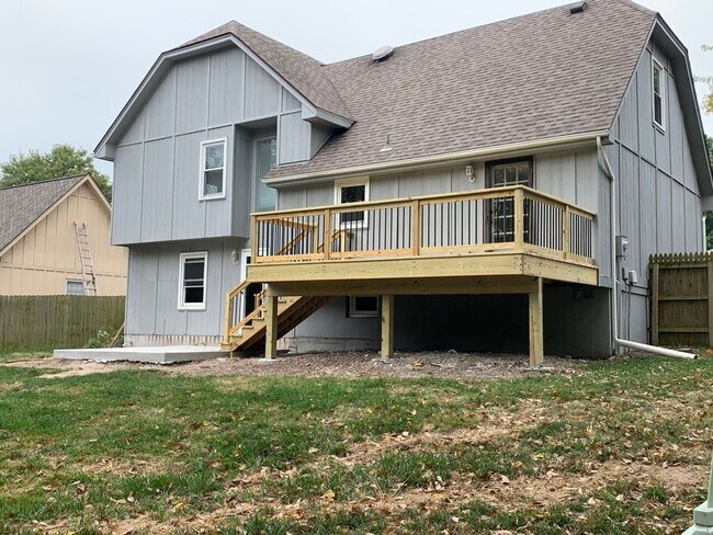 Building Photo - Large 4 Bedroom/3 Bath Home in Lee's Summit
