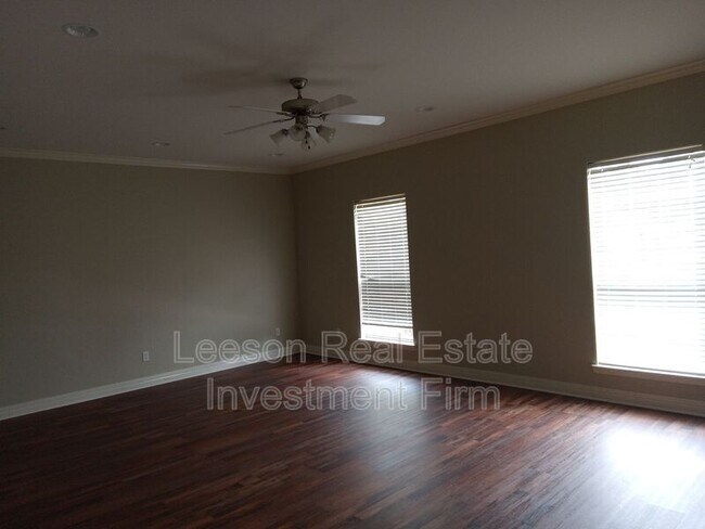 Building Photo - 5721 S Lakeshore Dr