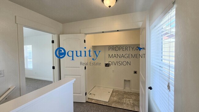 Building Photo - Newly Remodeled!