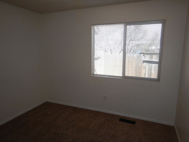 Building Photo - Cute 4 bedroom home in Silver Shores