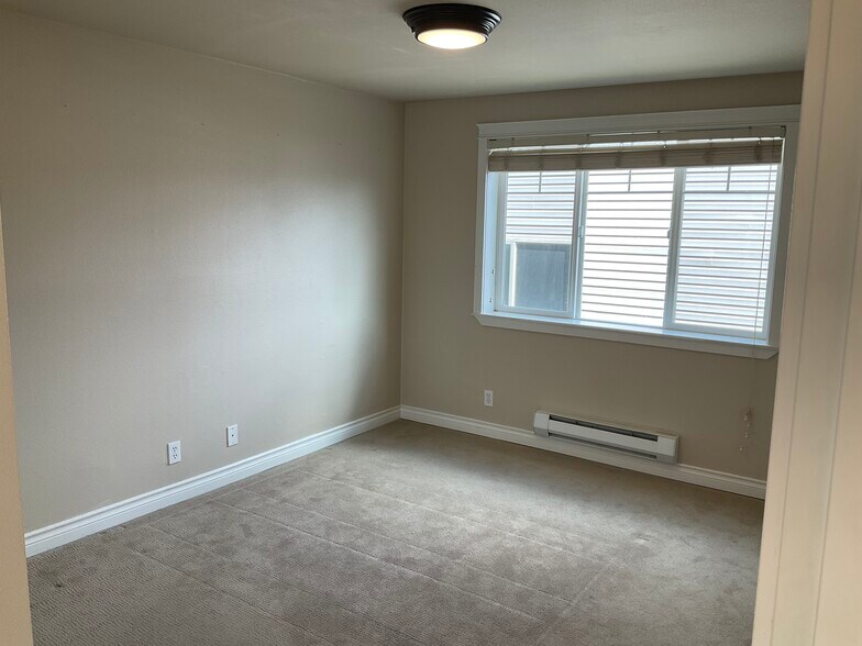 Building Photo - 2200 Thorndyke Ave W