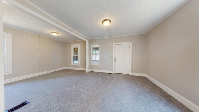 Building Photo - Huge 4 Bedroom Single Family House - almost 1500 SQ FT!