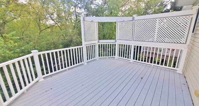 Building Photo - 3 Bed / 2-1/2 Bath Single Family Townhome with 1-Car Garage