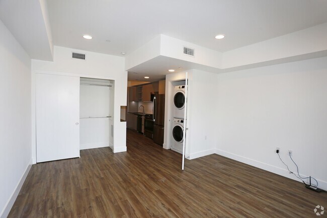 Building Photo - 455 S Kenmore Ave