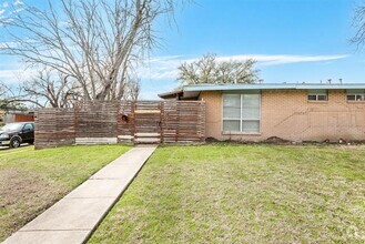 Building Photo - 701 Royal Crest Dr