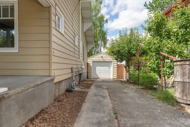 Building Photo - 2355 SE 44th Ave