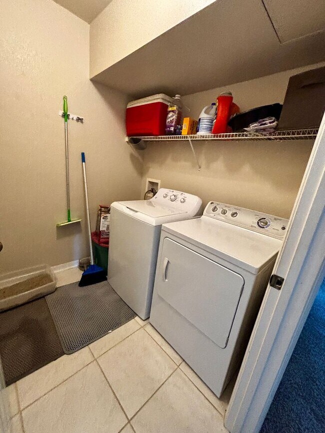 Building Photo - 3/2 unit with beautiful water view becoming available July 1st for an annual lease