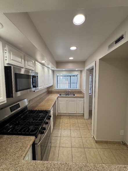 Building Photo - 624 E Cedar Ave