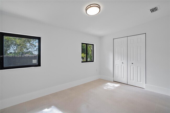Building Photo - 490 NE 141st St