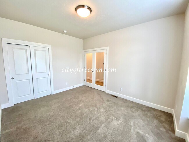Building Photo - BEAUTIFUL 4 bed 2 1/2 Bath Located in Cent...
