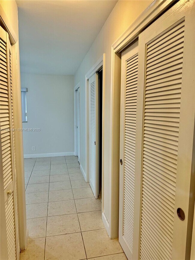 Building Photo - 300 NE 12th Ave