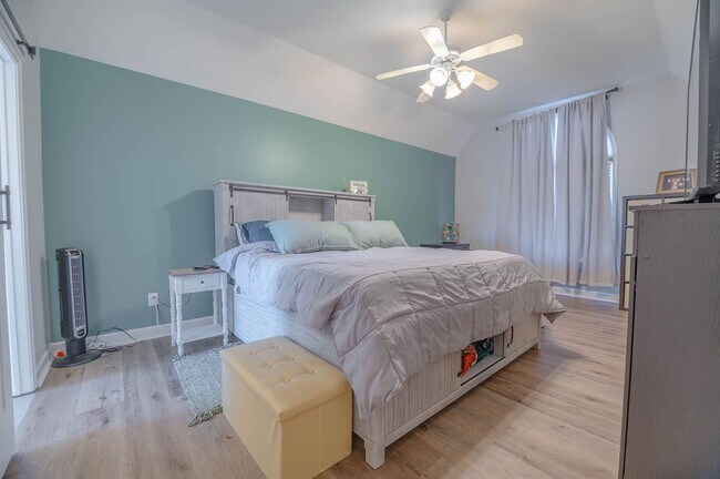 Building Photo - Spacious home situated on a fantastic cul-...