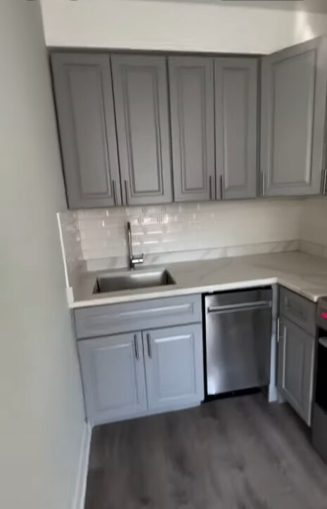 Building Photo - 515 W Belmont Ave