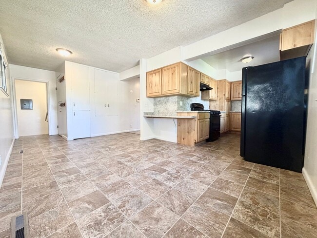 Building Photo - Inviting Holladay Home with Large Yard, Carport & Extra Parking
