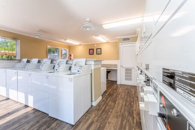 Building Photo - 803 Capitol Ct