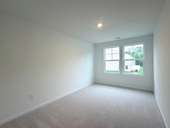 Building Photo - ~~ Luxurious End Unit 3-bedroom Townhome ~~
