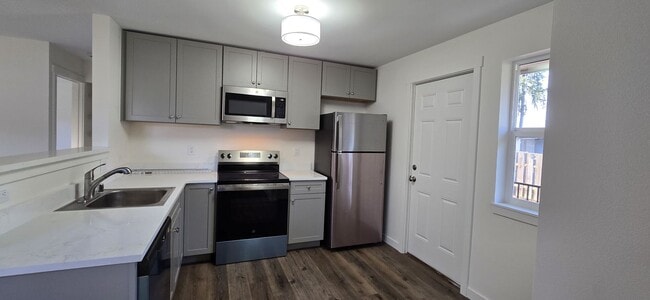 Building Photo - 2 Bedroom located minutes from JBLM