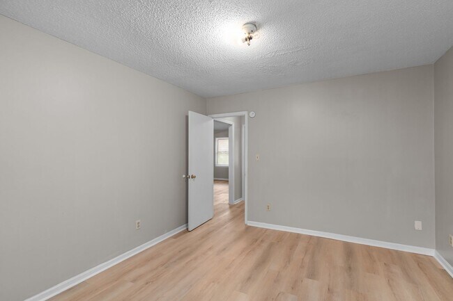 Building Photo - 2 Bedroom 1 Bathroom Duplex