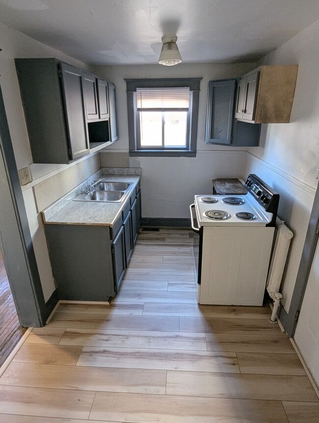 Building Photo - 2 bedroom Row Home