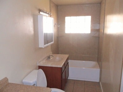 Building Photo - 3 bed, 1 bath, 1,120 sqft