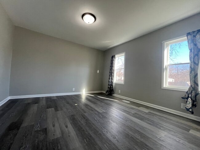 Building Photo - 1204 N Park St