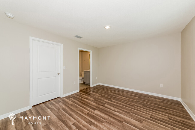 Building Photo - Modern 4 Bedroom