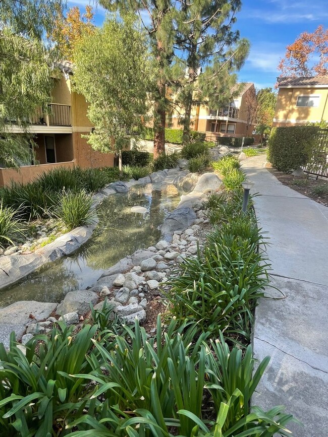 Building Photo - Beautiful 3 Bedroom Townhome in Gated Comm...