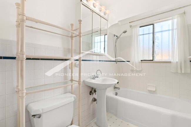 Building Photo - Spacious Duplex with Central AC and Washer...