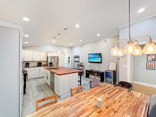 Building Photo - Large 4 bedroom, 3 bath home recently updated near Chickasaw Gardens