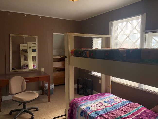 Building Photo - Large Five Bedroom Home in Lakeside!