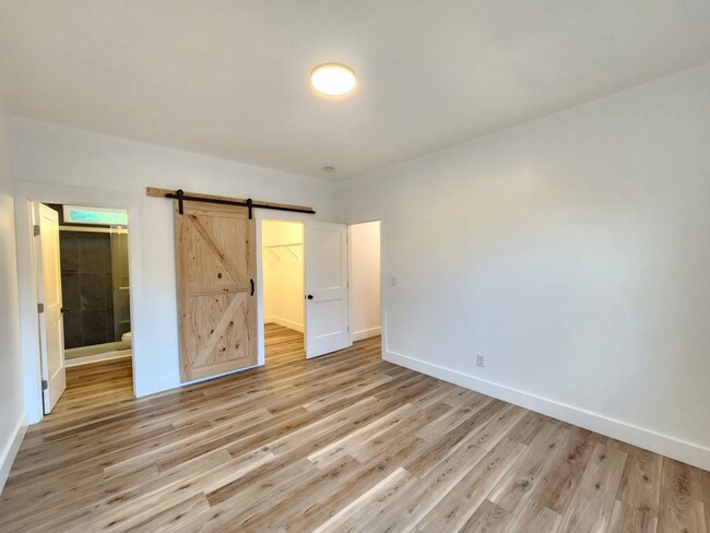 Building Photo - East Asheville Duplex Rental!