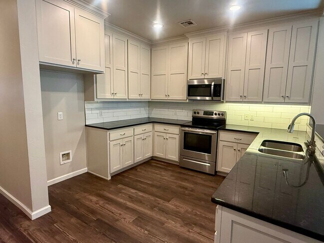 Building Photo - Beautiful 2 Bed 2 Bath!